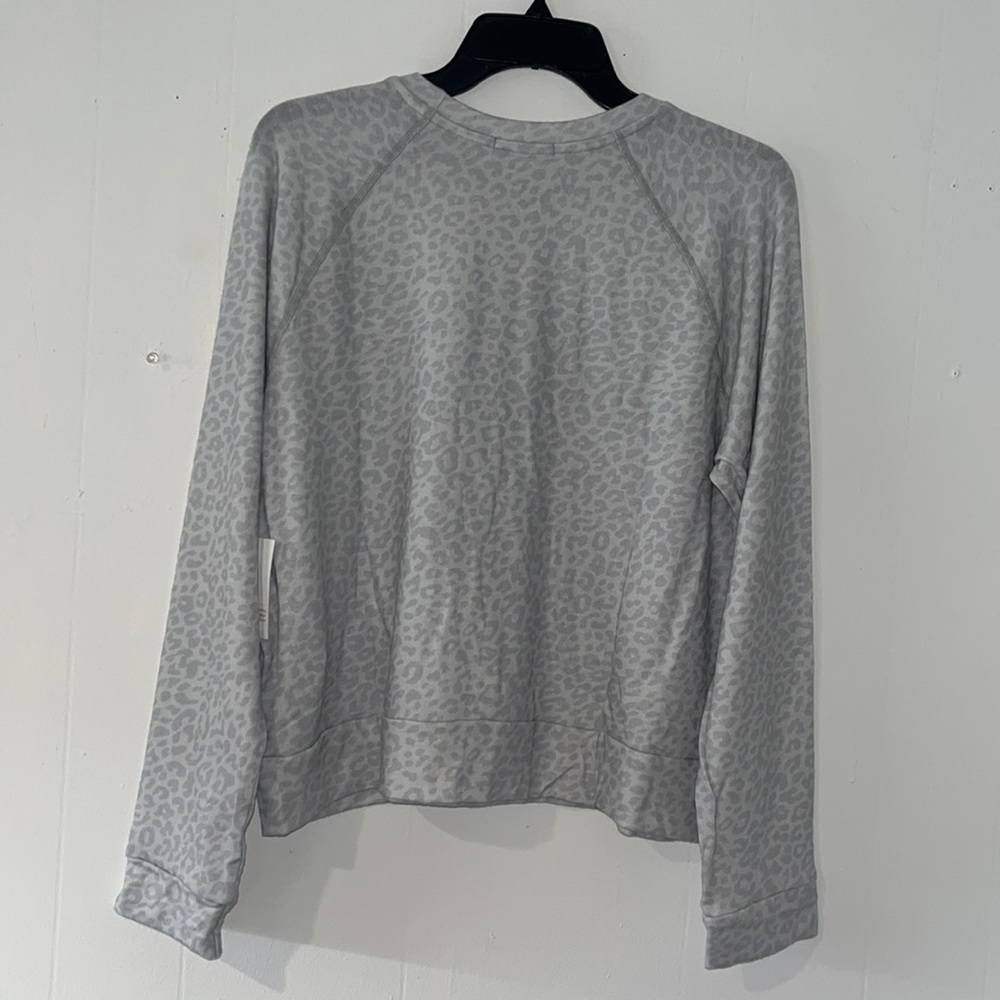 Beyond Yoga Favorite Raglan Crew Pullover Gray Leopard Sz L - Picture 3 of 8